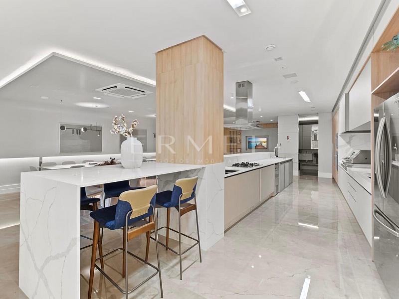 Apartamento 04 Su�tes no Centro de Balne�rio Cambori� 65